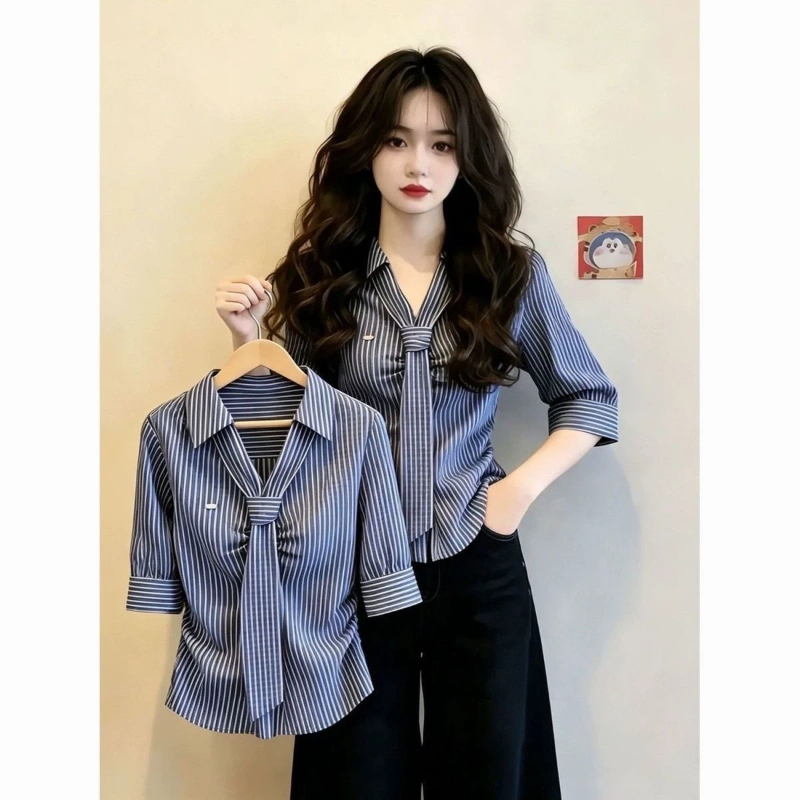 Summer Clothing Trends For Women - Elegancka bluzka z krótkim rękawem, golfem,